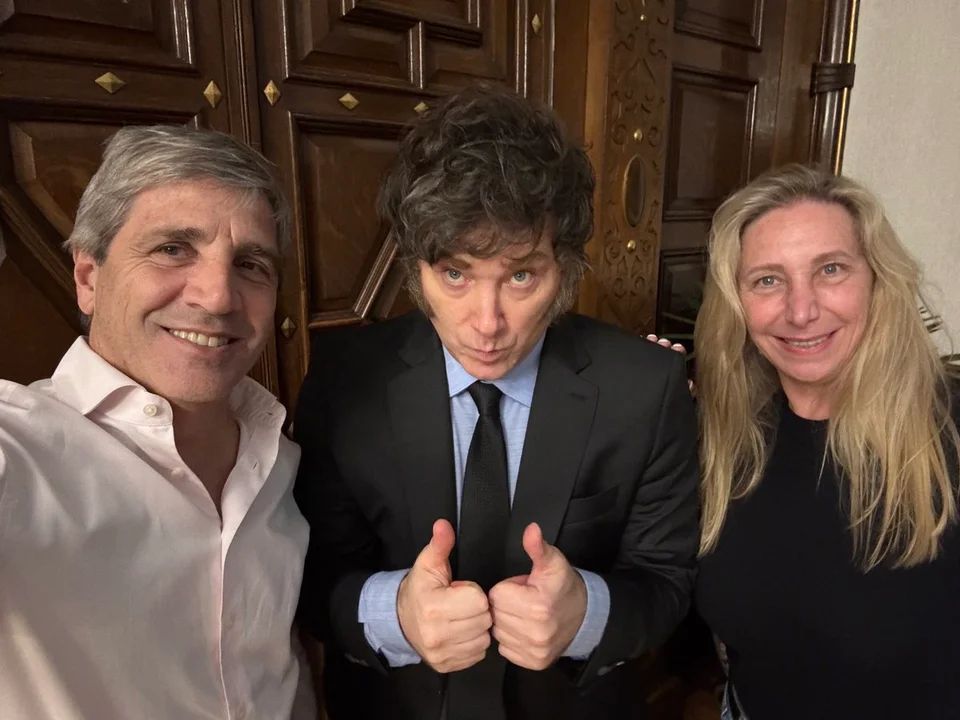 El Presidente celebró, junto a Caputo y Karina Milei, la aprobación del DNU para el acuerdo con el&nbsp;FMI