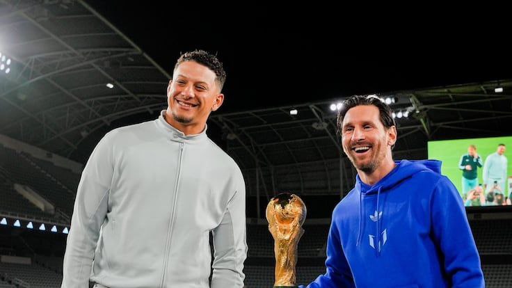 La emoción de Messi al reencontrarse con la Copa del Mundo junto a Mahomes en Los&nbsp;Ángeles