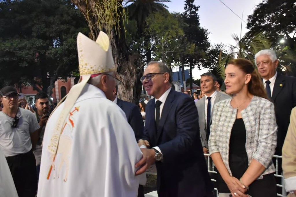 Eduardo Tassano participó de la concurrida procesión y misa de la Cruz de los&nbsp;Milagros