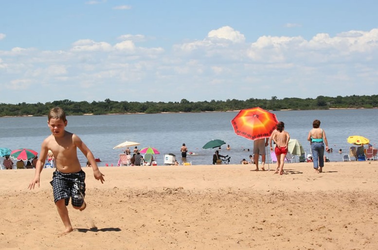En Colón, el río superó los cuatro metros y varias playas presentan espacio&nbsp;limitado