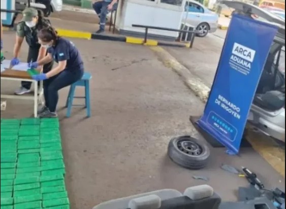 Descubiertos con 112 kilos de droga en un auto desde Brasil a Misiones, huyeron a&nbsp;pie