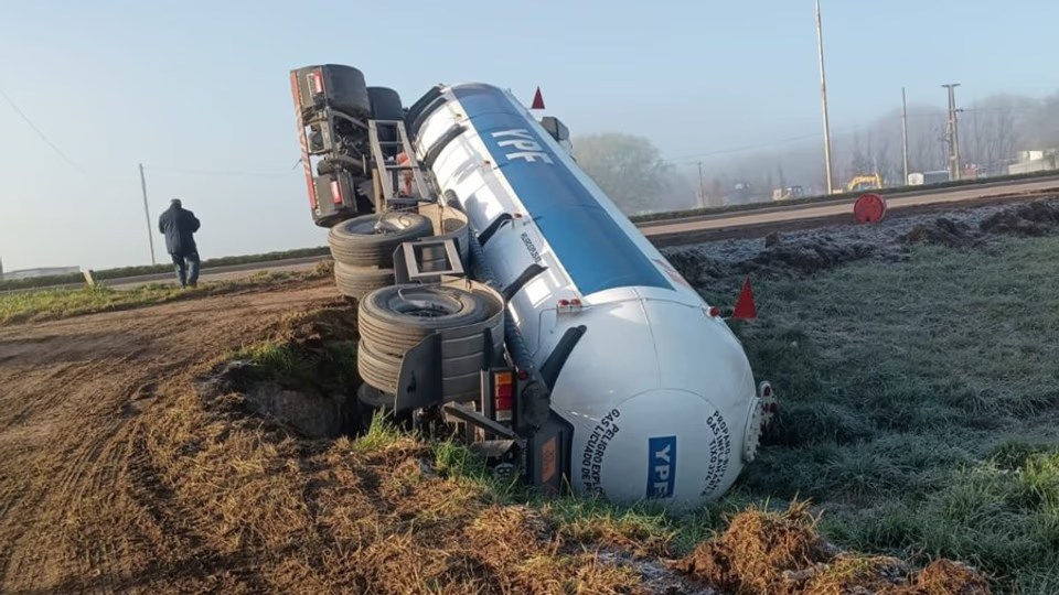 Vuelco de un camión con gas butano obliga a cortar totalmente la Ruta&nbsp;205