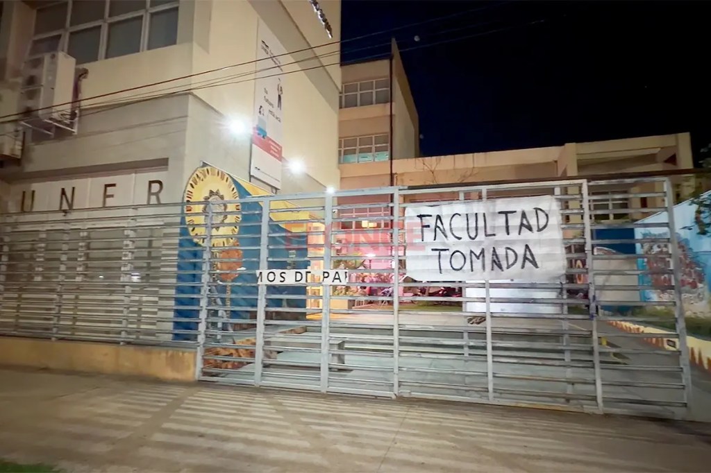 Estudiantes tomaron la Facultad de Trabajo Social de la UNER en Paraná